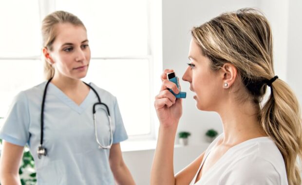 asthma woman with doctor at the hospital