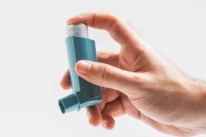 man hand holding asthma attack pump