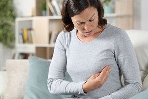 A woman checking breasts cancer lump