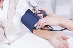 NC primary care doctor checking patient's blood pressure