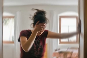 girl having dizziness