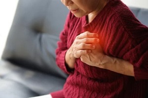 asian women feeling strong chest pain