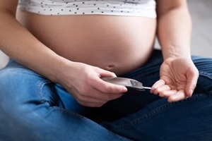 pregnant women measuring cholesterol