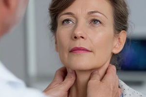 doctor examining women thyroid