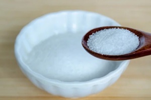 sodium in spoon